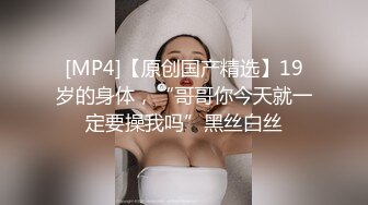 我最爱的小母狗是很多人前的女神