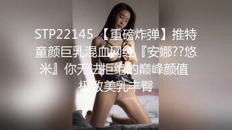 巨乳爱好者，脑袋那么大豪乳，揉捏抖动，又大又软，掏出来口水抹胸，镜头前晃动