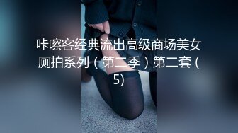 奶子上画个米老鼠诱惑狼友，颜值不错的御姐大秀直播，淫声荡语听指挥，嘴里塞着内裤坐插假鸡巴浪叫呻吟不止