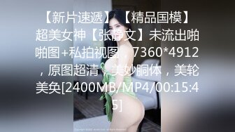 大白天的老婆发视频来诱惑我，骚逼还是很嫩的