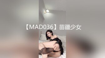 跟随偷窥漂亮cos小姐姐 好可爱的美眉 小内内卡着小屁屁 看着好诱惑