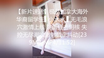 大奶子熟女姐妹花全程露脸大秀直播，镜头前揉奶子玩逼听狼友指挥，穿上情趣假鸡巴内裤直接草上了，真刺激