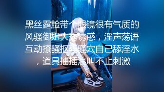 两个19美少女，乖巧妹妹超嫩，童颜大奶。震动棒互插小穴，毛毛挺浓密，抽插自慰，好想被男人操