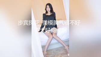 奶哺乳期骚女激情操逼，挤出乳汁，抓着屌猛吸，从下往上视角后入，操的两个大奶晃动