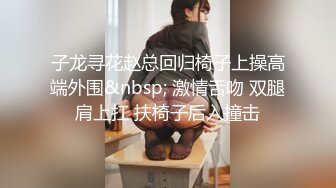 极品绿帽男邀请单男到家里来3P自己老婆，前后夹击，骚母狗爽的欲仙欲死