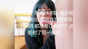 小哥撅着屁股享受少妇的毒龙服务真享受，口交大鸡巴让小哥直插嗓子眼到干呕，各种体位爆草抽插浪荡呻吟不止