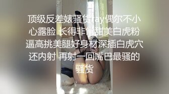 浴室镜子前和腹肌女性交