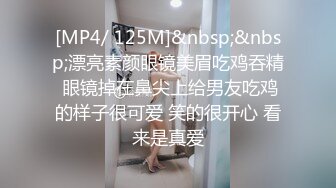 风骚小少妇露脸近距离让小哥玩逼给狼友看，扩阴器撑开看子宫，筷子往里捅，多道具抽插玩弄尿尿给你看好骚啊