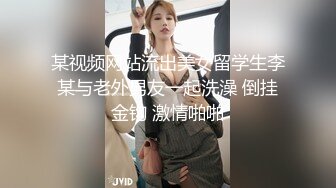 齐逼牛仔短裤，甜美新人美女来袭，厕所地上自慰，用水冲逼，黑丝美腿M姿势特写