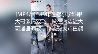 工厂小妹周末休息在家，浴室把自己洗干净后跟小哥床上啪啪，跟狼友互动娱乐很孩子被大哥压在身下爆草还吃奶