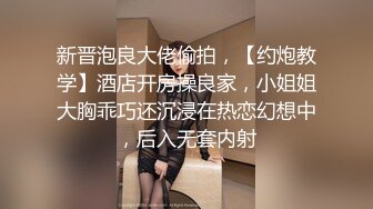 有纹身的社会小妹全程露脸发骚诱惑狼友，乖巧听话又可爱，无毛白虎逼很是性感特写展示，道具插