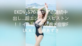 6月新流厕拍大神超市内随机跟拍购物的良家少妇和服务员尾随进入女厕偸拍他们方便同步露脸美女宠物员居然是白虎