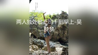 骚逼老婆~户外激情露出~车头脱光光一丝不挂，发浪发豪自摸奶子！好想叫几个哥们过来一起操死她！