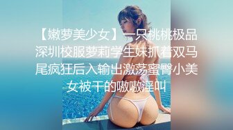 闯入小剧场女厕 偷拍尿的很急的牛仔裤美女