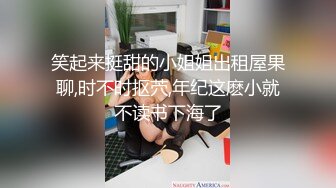 炎炎夏日，卷毛小夥到女同學家做客，吃個西瓜，趁妹子父母不在，按在沙發上啪啪