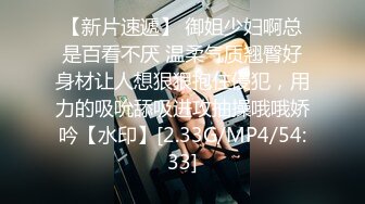 小小雀斑的可爱的大三小姑娘在学校操场正大光明给男友做口活。