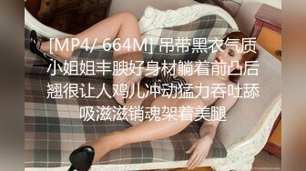 丝袜高跟制服露脸的美女一个人精彩大秀直播诱惑狼友，无毛白虎逼特写展示很是水嫩嫩诱人