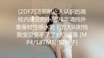 《百度云泄密》小美女被男友忽悠在宿舍脱光了抠B自摸