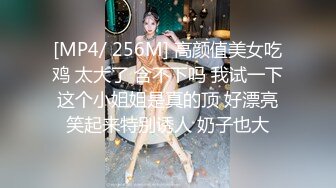 骚货女友想嘴巴含着一个后面插一个