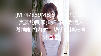 奶子上有纹身的性感小骚逼一个人在宾馆跟狼友发骚，淫声荡语互动撩骚口交假鸡巴，无毛白虎逼大黑牛自慰高潮