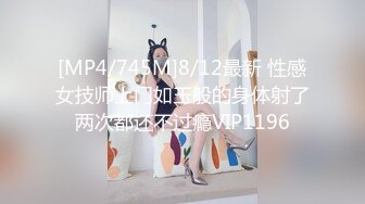 大师ChinaJoy展会CD系列美女模特裙底风光，灰色套装美女丁字裤也是灰色的