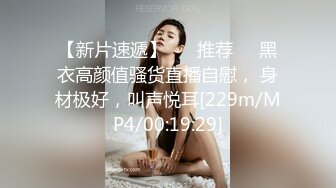 奸夫淫妇被娘家人拖到大街上，老母亲强行把小三的胸罩拉下，兄弟把男的狠狠揍！