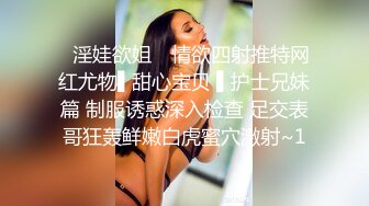 恋足癖大佬街头搭讪学生妹 找个理由成功要到妹子的袜子 还上手摸脚脚！