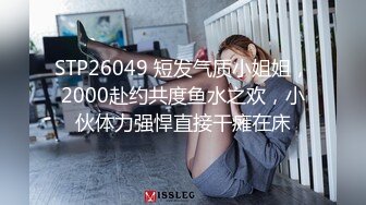 初次摄影二人有些放不开,摄影师让二人之后加深交流 中集