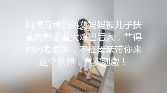 游乐场女厕全景偷窥多位半蹲着尿的美女各种美鲍轮番呈现 (1)