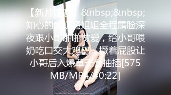 房间里的淫男荡女专为男人设计的性爱设备，把骚逼屌起来揉奶抽插骚穴，抗腿爆草玩弄，床上后入抽插淫荡刺激