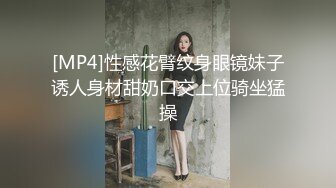 楼下打麻将认识的少妇 老公不在家去她家里操她 哦槽还是一个无毛的白虎 完美露脸