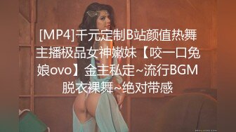 白衣黑帽 大专女厕全景偷拍众多的学妹前来嘘嘘各种美鲍轮番呈现 (1)