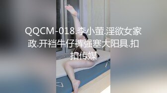 一个人玩两妞全程露脸口交大鸡巴，看两骚妹子亲嘴玩奶又抠逼淫水好多