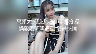 服装店老板娘营业期间坐前台边壹本正经的营业,下面露臊B给你看,也不怕路过行人发现