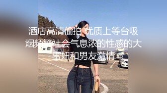 潜入医院女厕蹲守隔板下多角度偷拍 美少妇用长长的棉签捅肛门