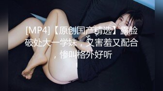 现在的人就是开放 和闺蜜一块住 当着闺蜜面自己做黄播 在镜头面前搔首弄姿