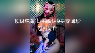 【哥只是一个传说520】酒店约丰满女王调教，趴在地上埋头舔逼，带着情趣手铐操逼