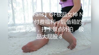 医院漂亮小护士尿尿完在厕所双指扣逼