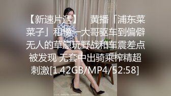 餐厅女厕近距离偷窥黄色大衣少妇的极品小嫩鲍