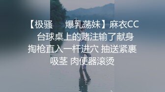 整蛊厕拍美女，最后故意让她发现 哇的大叫，绝对刺激